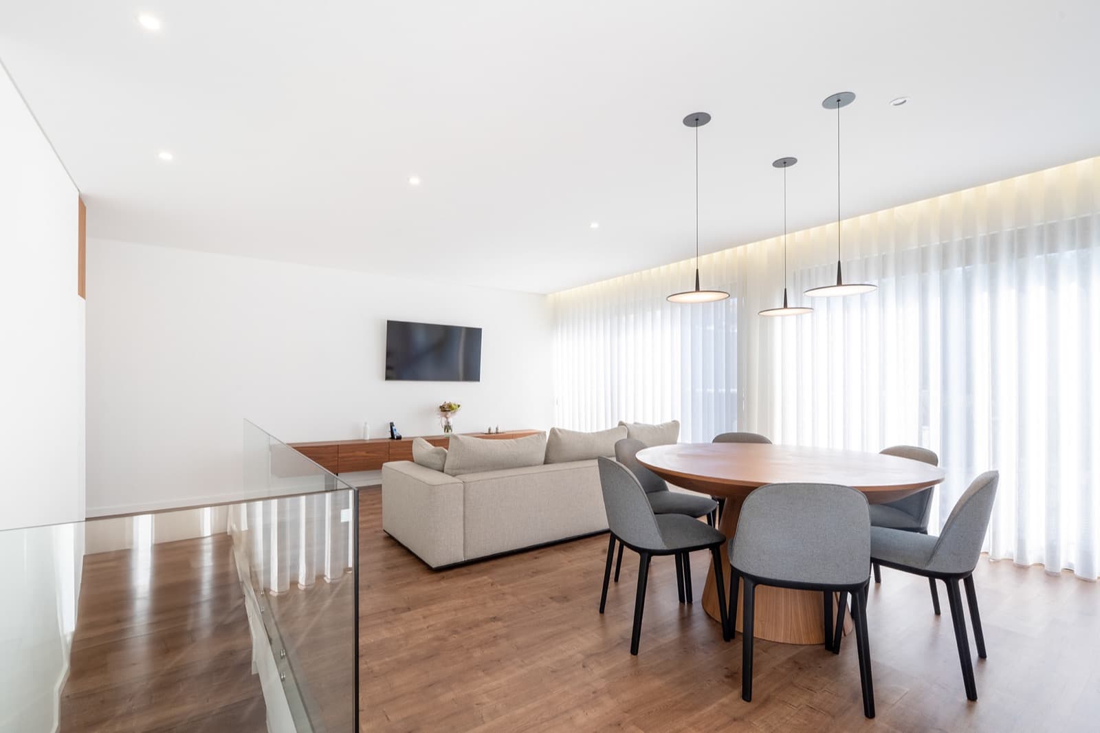 Sala com mezanino fotografada pela Marry
